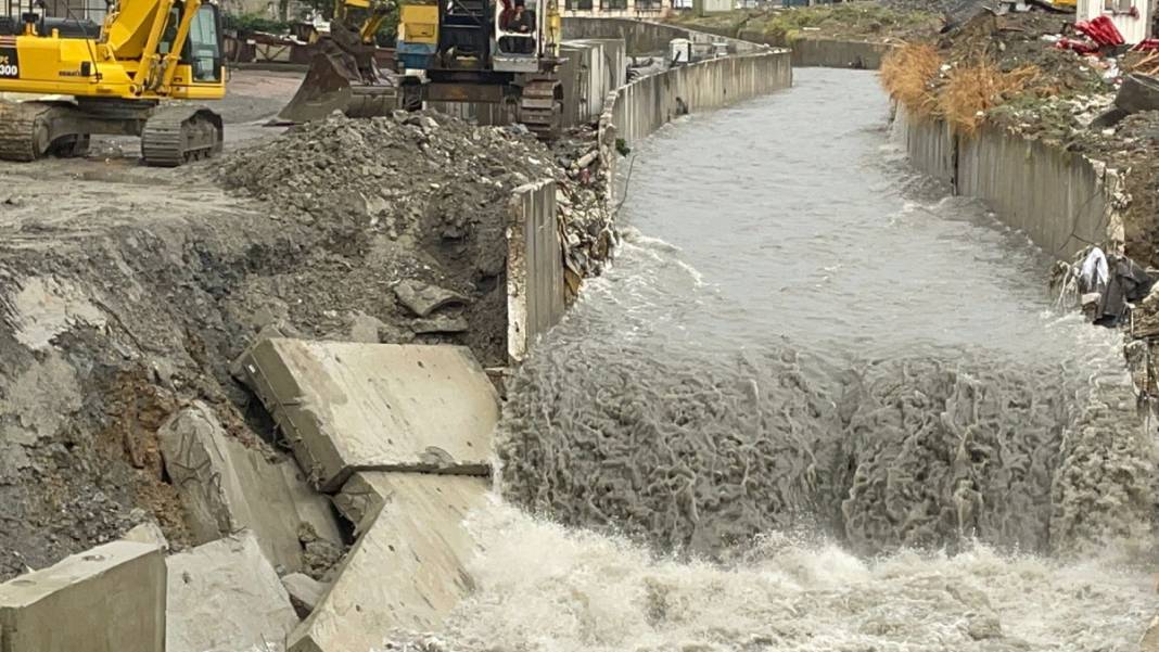İstanbul'da sağanak sele dönüştü: İstinat duvarı çöktü, yollar göle döndü... 10